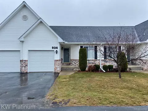 936 Lighthouse Dr, Marysville, MI 48040