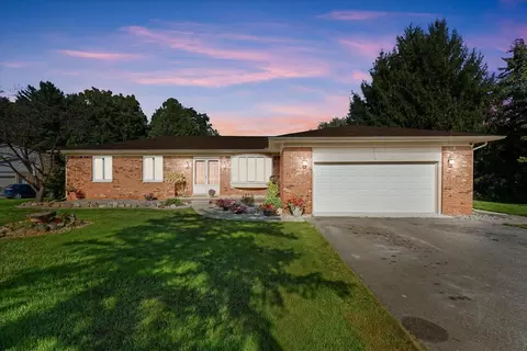 1470 Long Lake Dr, Brighton, MI 48114