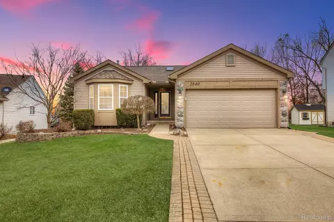 2840 Birchwood Dr, Waterford, MI 48329