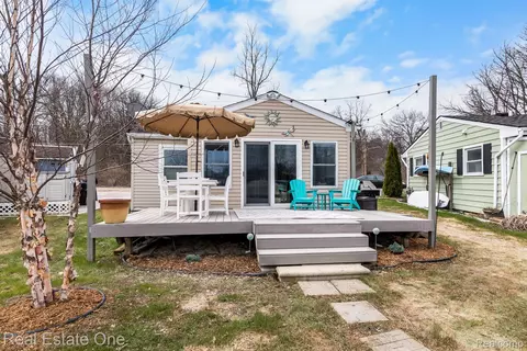 8831 Lagoon Dr, Brighton, MI 48116