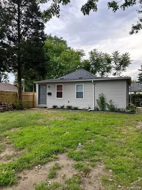 5003 Ashley St, Grosse Pointe, MI 48236
