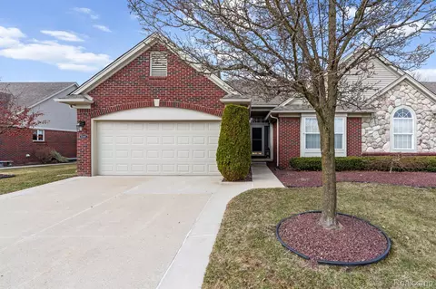 52497 Westfield Dr, Macomb, MI 48042