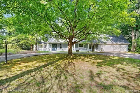 31040 Woodside Dr, Franklin, MI 48025