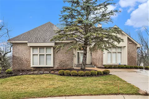 28044 Hickory Cir, Farmington Hills, MI 48331