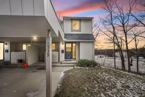 1539 Charter Oak Dr, Rochester Hills, MI 48309