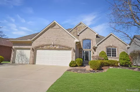 21327 Carlton Dr, Macomb, MI 48044