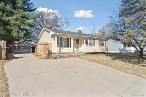 430 Wild Oak Ln, Perry, MI 48872