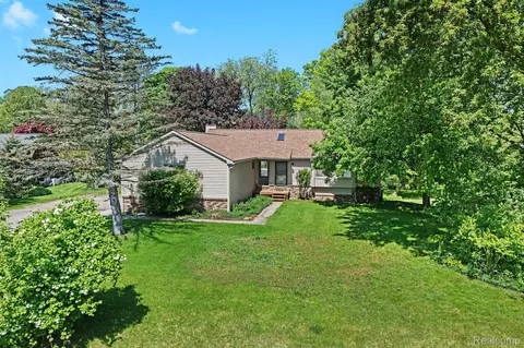 3380 Watersedge Dr, Brighton, MI 48114