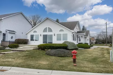 2560 River Rd, Marysville, MI 48040