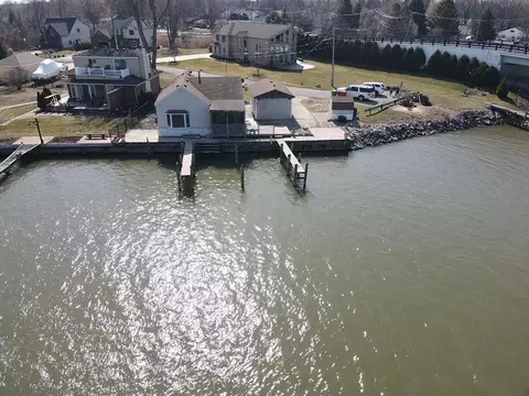 39964 Shoreline Dr, Harrison, MI 48045