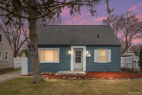 25289 Packard St, Roseville, MI 48066