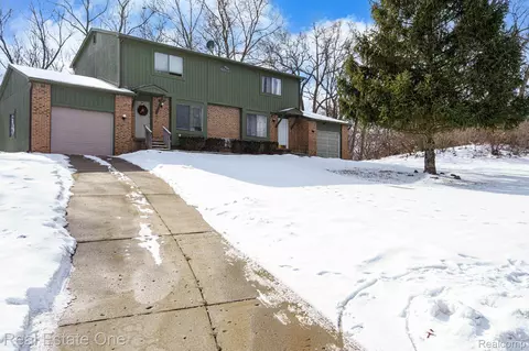 223 Summit Rdg, White Lake, MI 48386