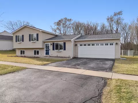 77 Coyote Crt Ct, Pinckney, MI 48169