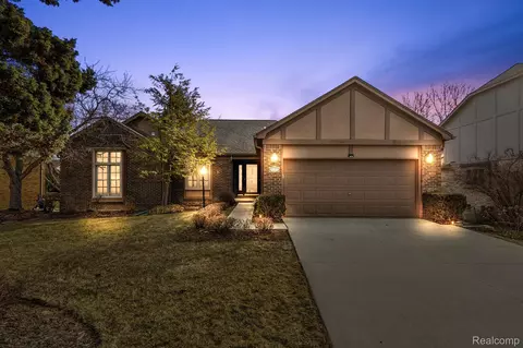 2697 Steamboat Springs Dr, Rochester Hills, MI 48309