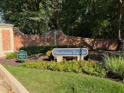 56 Chateaux Du Lac, Fenton, MI 48430