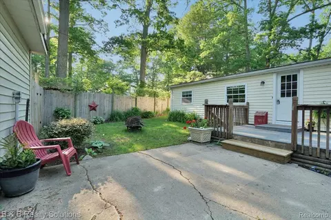 250 Indian Trl, Deerfield, MI 48421