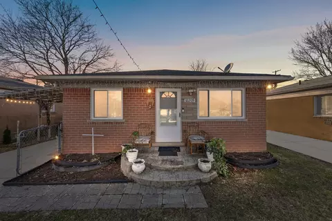 32209 Ruehle Ave, Warren, MI 48093