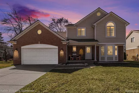 6955 Westpointe Dr, Troy, MI 48085