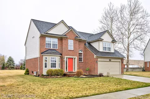 755 Oak Point Ln, Madison Heights, MI 48071
