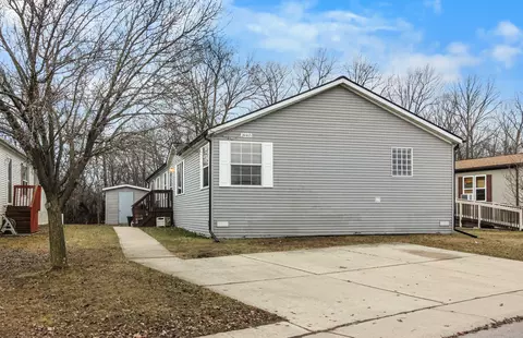 24465 Manchester Dr, Brownstown, MI 48134