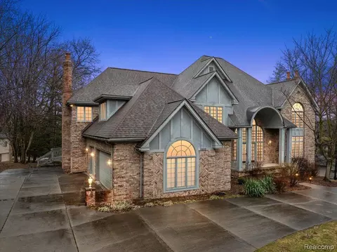1632 Scenic Hollow Dr, Rochester Hills, MI 48306