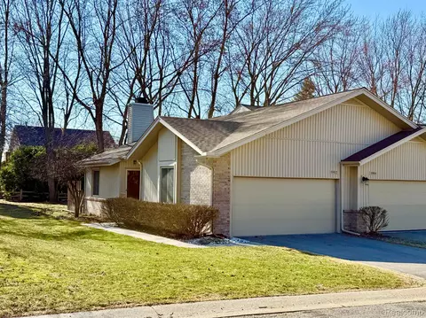 1992 Hunters Ln, Orion, MI 48360