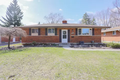 36163 Suffolk St, Clinton Township, MI 48035