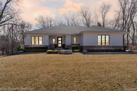 4887 Wye Oak Rd, Bloomfield Hills, MI 48301