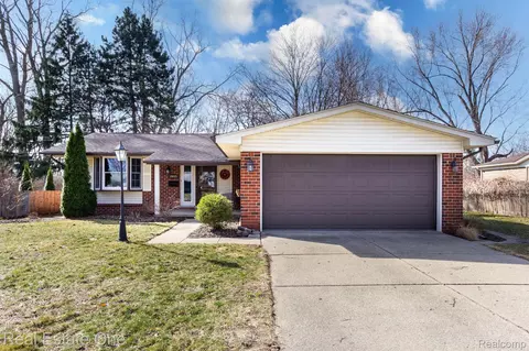 39021 Grennada St, Livonia, MI 48154