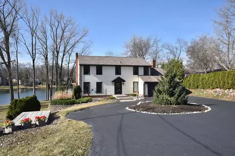 2398 E Hammond Lake Dr, Bloomfield Township, MI 48302