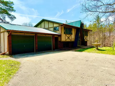 400 Wolfe Rd, Groveland, MI 48462