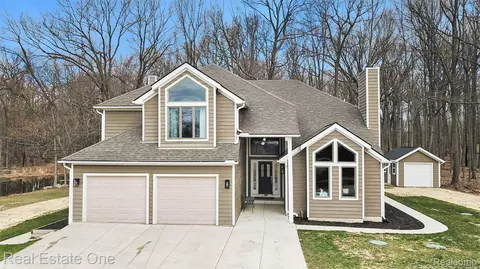 8155 Sheraton Park Dr, Tyrone, MI 48430