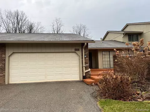 4356 Foxpointe Dr, West Bloomfield, MI 48323