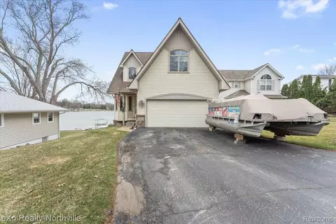 9283 Firwood Rd, Green Oak, MI 48178