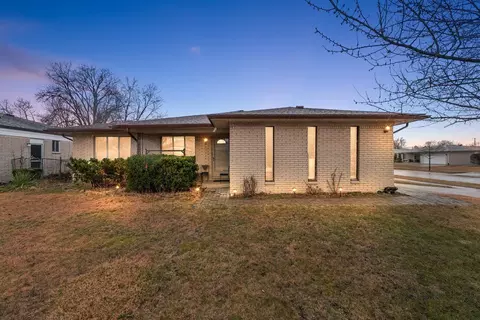 37665 Dartmouth Dr, Sterling Heights, MI 48310