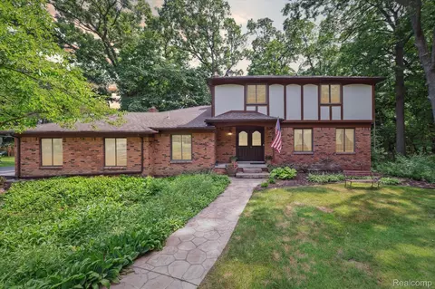 2915 Hillendale Dr, Rochester Hills, MI 48309