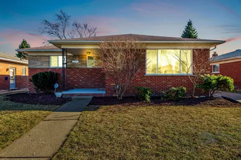17704 Collinson Ave, Eastpointe, MI 48021