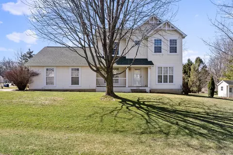 14388 Oak Leaf Trl, Fenton, MI 48451