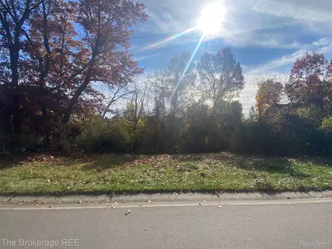 9035 Huron Bluffs Dr, White Lake, MI 48386
