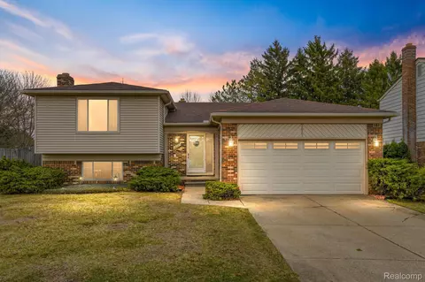 38982 Sutton Dr, Sterling Heights, MI 48310