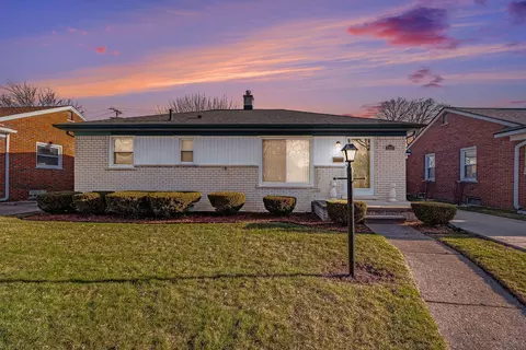 21537 Woodbridge St, Saint Clair Shores, MI 48080