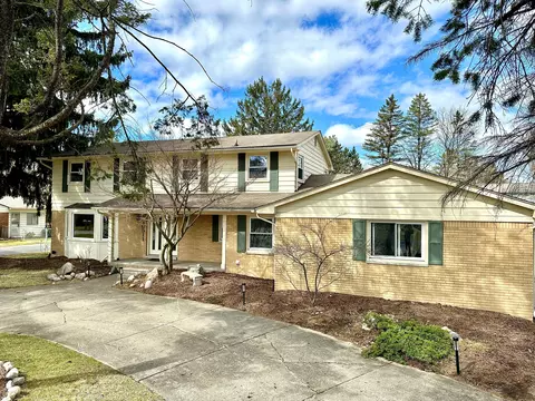30511 Club House Ln, Farmington Hills, MI 48334