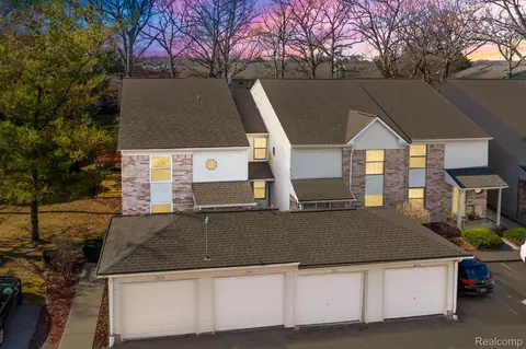 4933 Oak Hill Dr, Waterford, MI 48329