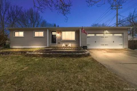 42 S Avery Rd, Waterford, MI 48328