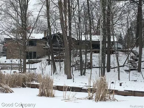 7000 Lindenmere Dr, Bloomfield Hills, MI 48301