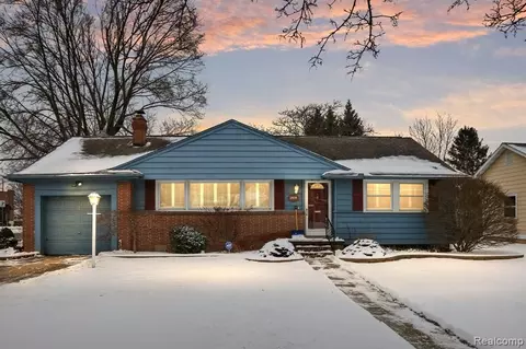 2898 Yorkshire Rd, Birmingham, MI 48009