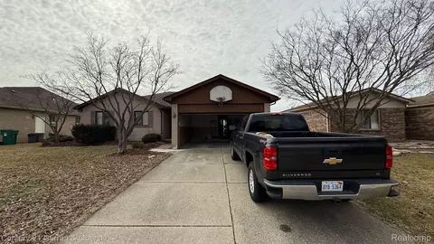 47724 Meadowbrook Dr, Macomb, MI 48044