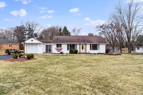 724 Nichols Rd, Auburn Hills, MI 48326