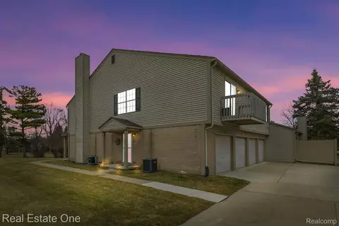 3116 Hidden Ridge Dr, Waterford, MI 48328