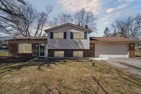 8272 W Huron Crt Ct, White Lake, MI 48386